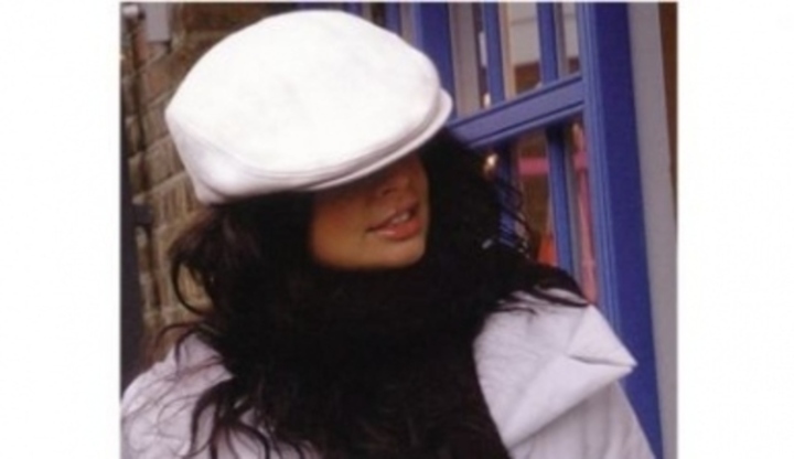 Žena v bílém baretu 