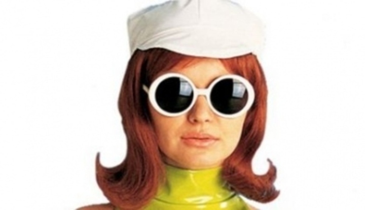 Žena se slunečními brýlemi a kloboučkem na hlavě 