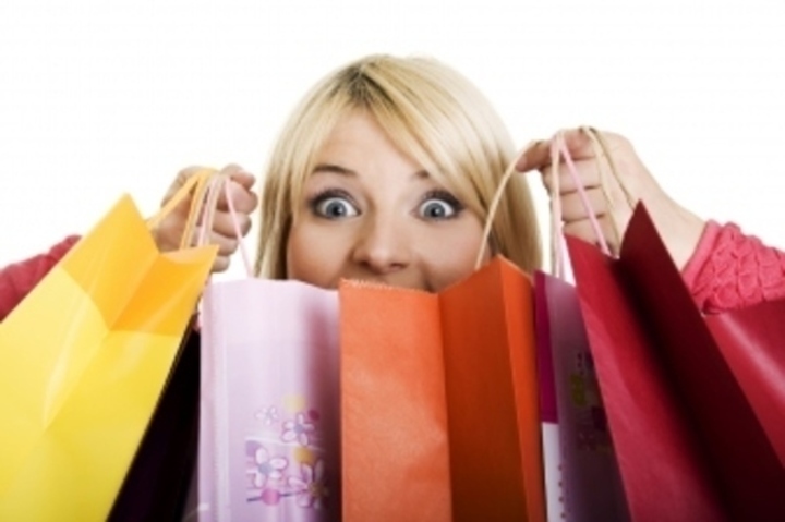 Žena držící barevné nákupní tašky
