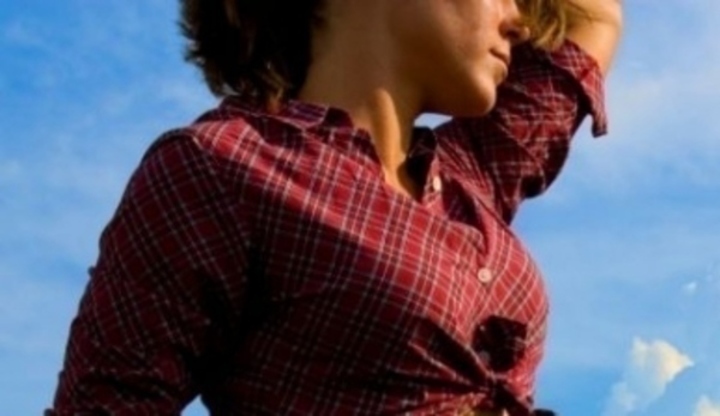 Žena s červenou košilí uvázanou pod prsy 