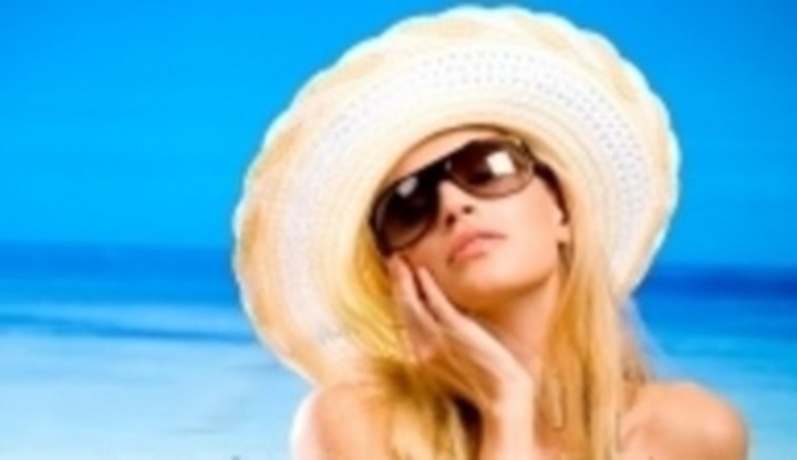 Žena s velkým plážovým kloboukem na hlavě 