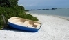 Modrá loďka na břehu moře
