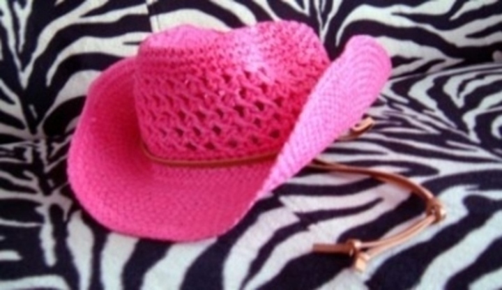 Růžový háčkovaný klobouk na zebrovaném  potahu 