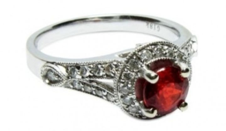 Stříbrný prsten s červeným kamenem