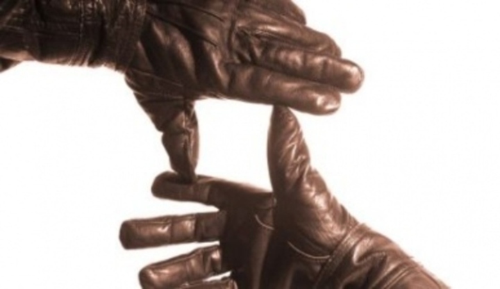 Ruce v kožených rukavicích 