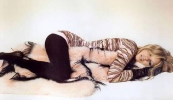 Kate Moss ležící na kožešině 