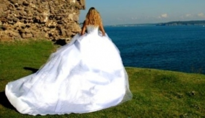 Žena ve svatebních šatech otočená zády 