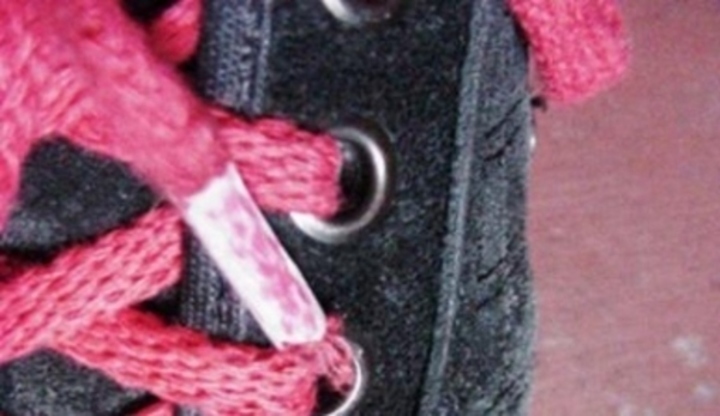 Růžové tkaničky v botě 