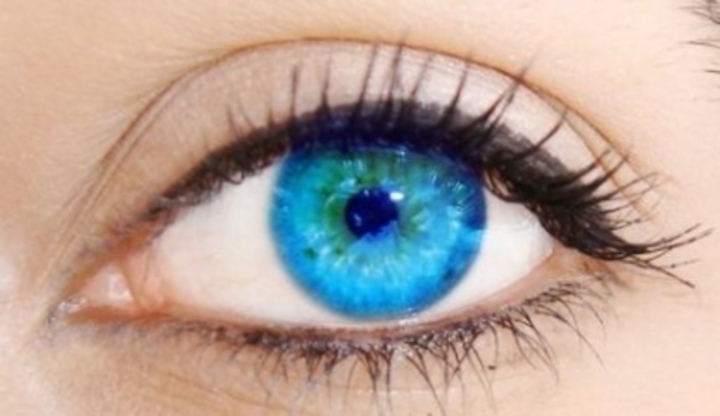 Výrazně modré oko 