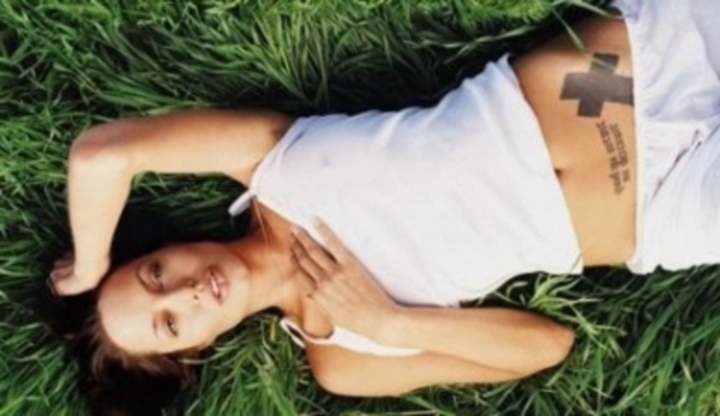 Angelina Jolie ležící v trávě 