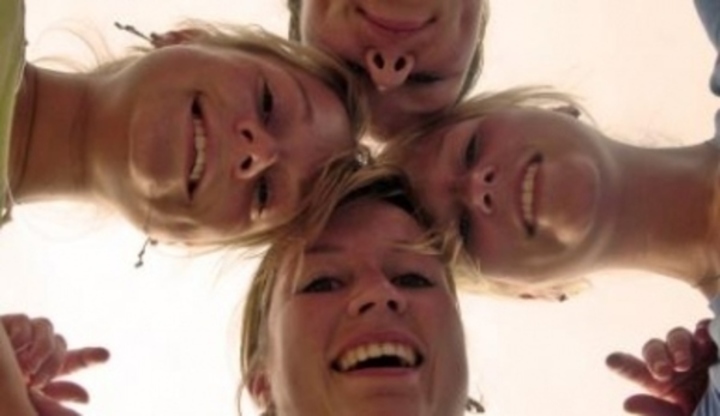 Čtyři ženy opřené hlavami k sobě 