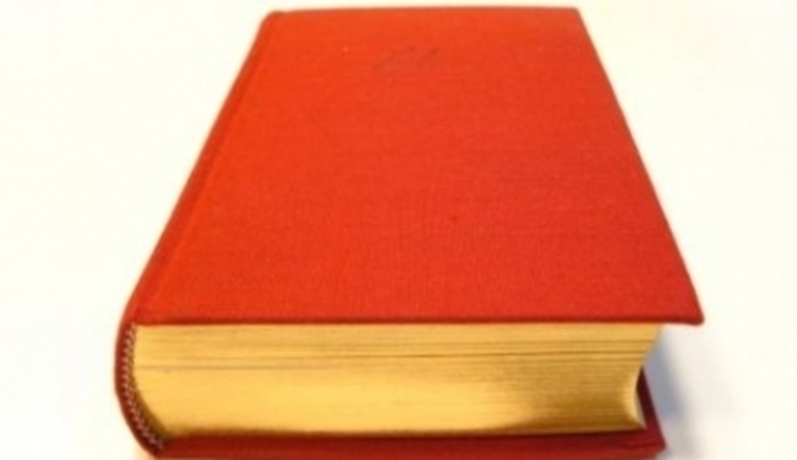 Kniha s červeným obalem 