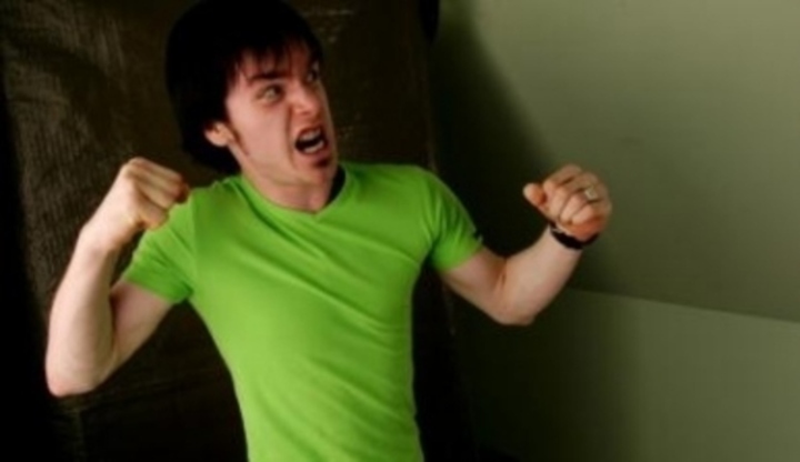 Naštvaný muž v zeleném tričku 