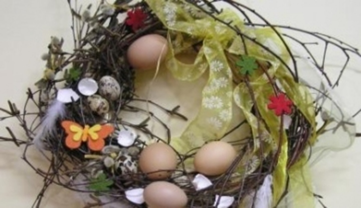 Velikonoční věnec s vajíčky a ozdobami 