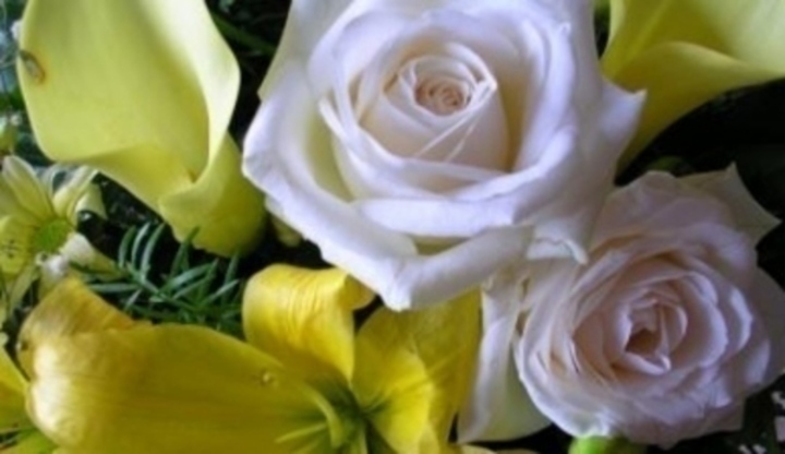 Bílé růže společně se žlutými květinami