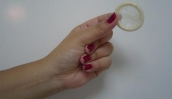 Ruka držící kondom 