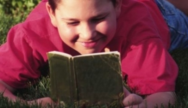 Chlapec držící knížku 