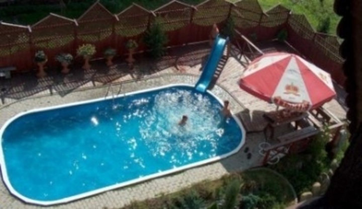 Venkovní bazén se slunečníkem