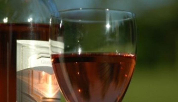 Víno nalité do sklenice 