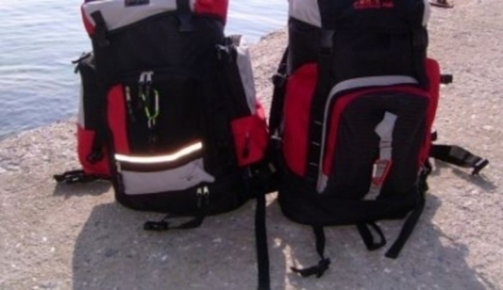 Velké batohy položené na pláži 