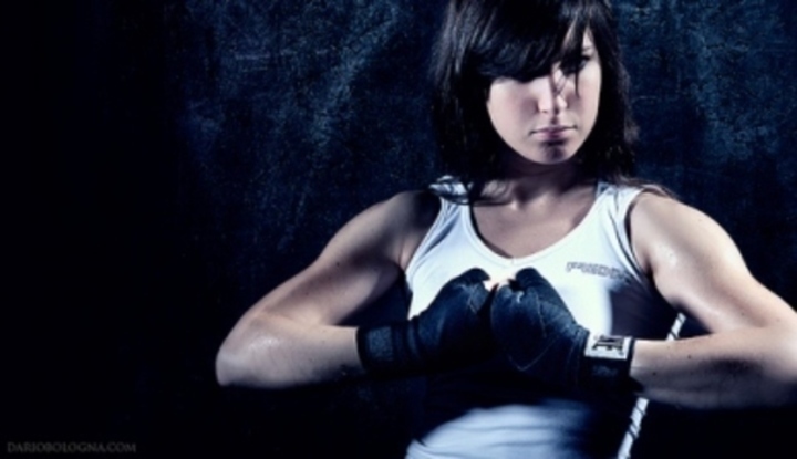 Žena s boxerskými rukavicemi 