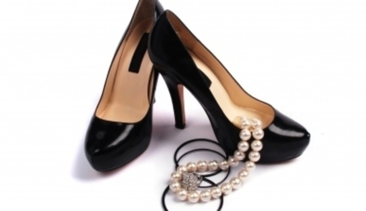 Černé boty na podpatku s perlovým náhrdelníkem 