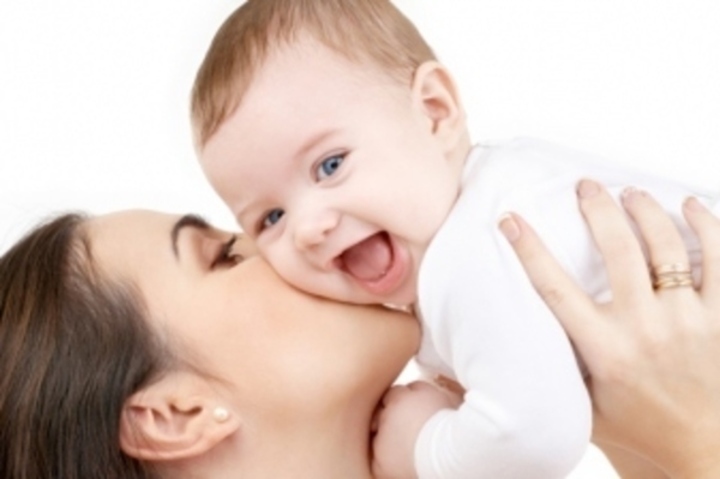 Žena líbající své dítě na tvář 