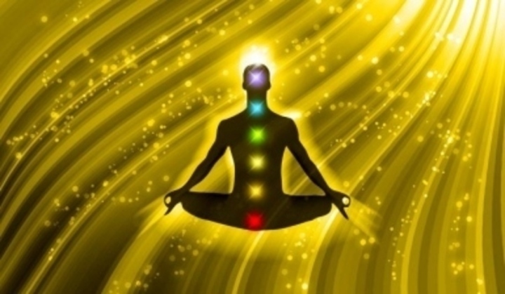 Meditující postava v žluté záři 