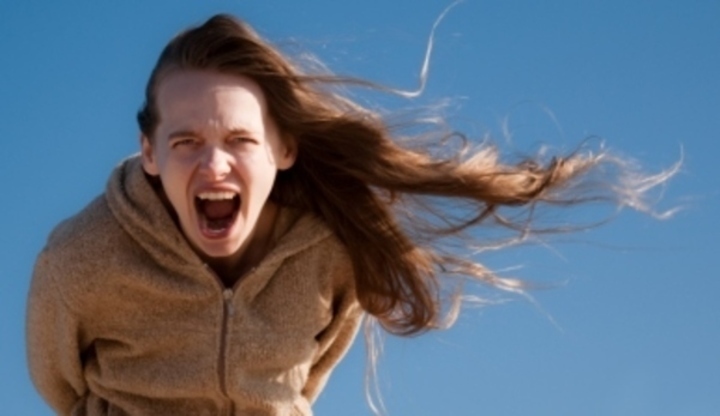 Křičící žena s vlajícími vlasy 