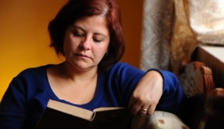 Žena držící otevřenou knihu 