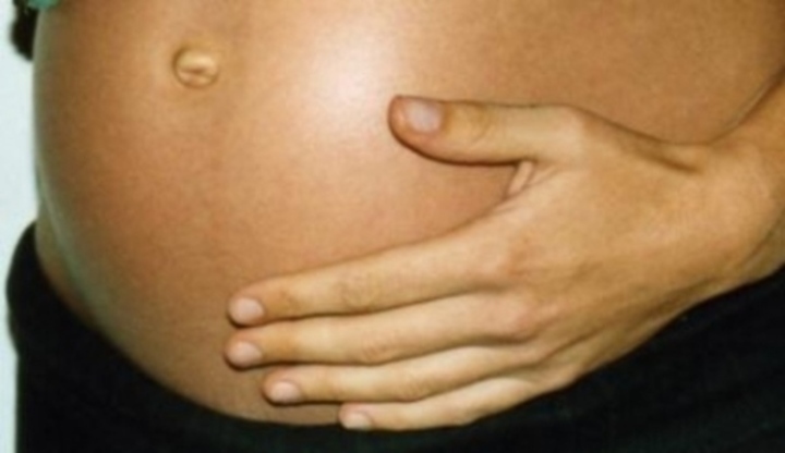 Ruka na těhotenském břichu 