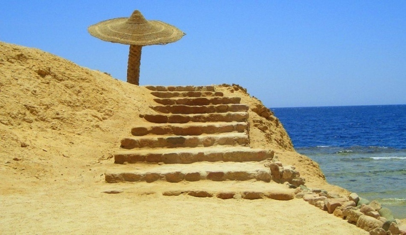 Písečné schody na pláži 