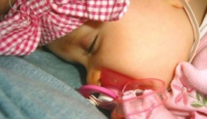 Spící miminko s dudlíkem v puse