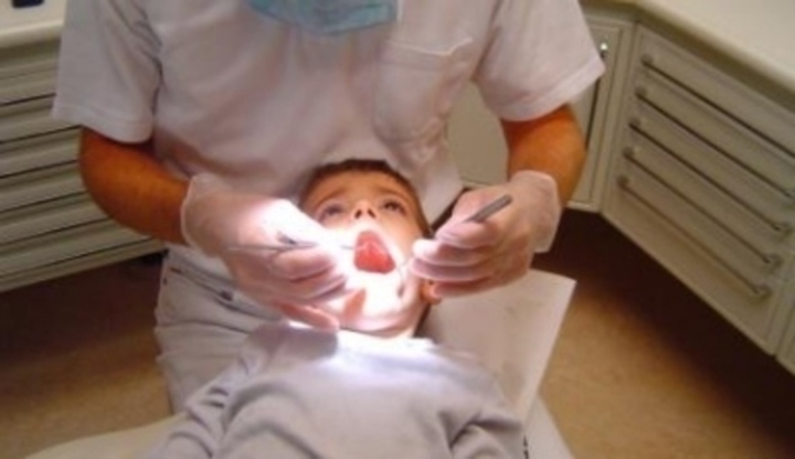 Chlapec s otevřenou pusou u zubaře 