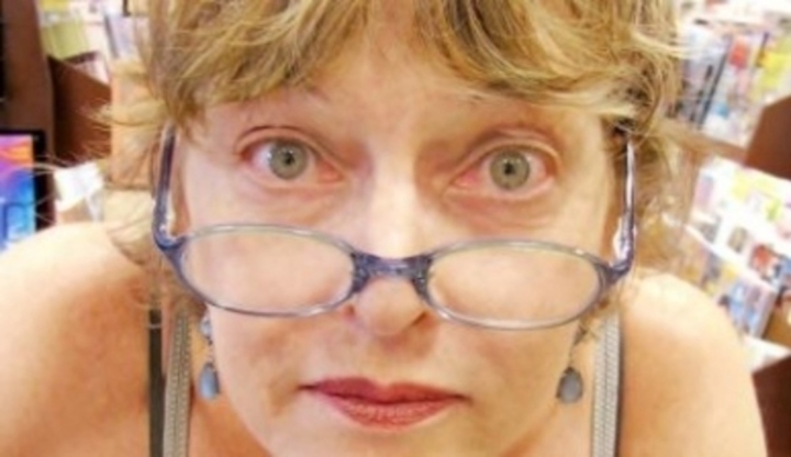 Starší žena s dioptrickými brýlemi  na nose