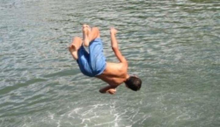 Chlapec skáče do vody