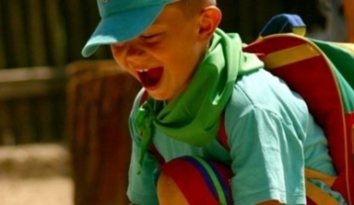 Chlapec s čepicí a zeleným šátkem 