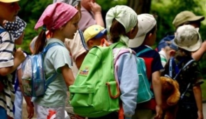 Děti s batohy na zádech 