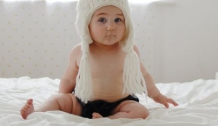 Dítě s čepicí na hlavě