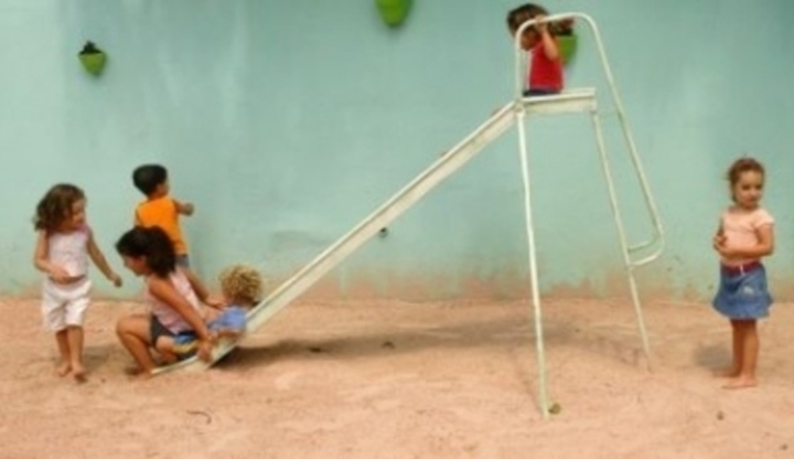Děti hrající si na skluzavce 