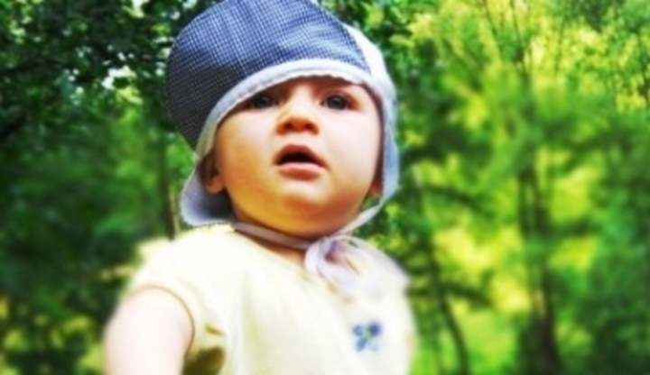 Dítě s modrou čepicí 