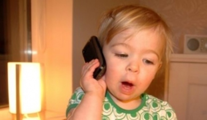 Dítě držící telefon u ucha