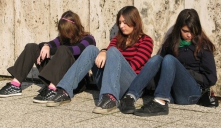 Dívky sedící vedle sebe na zemi