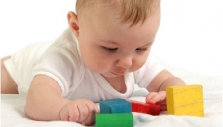 Dítě hrající si s barevnými kostkami 