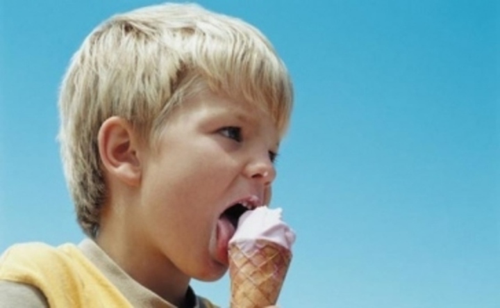 Dítě lízající zmrzlinu 