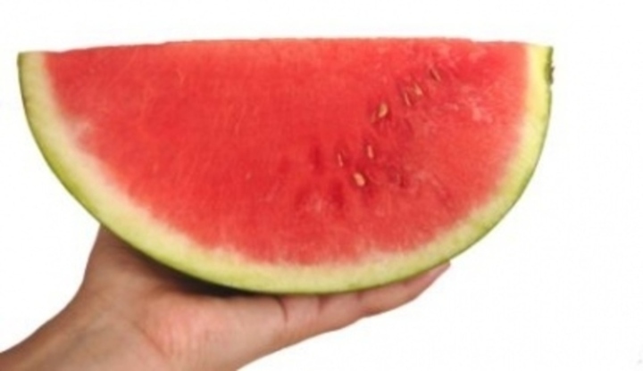 Ruka držící rozkrojený meloun 
