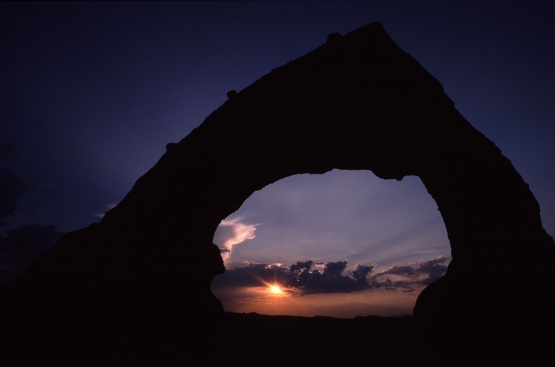 Západ slunce skrz skalní bránu