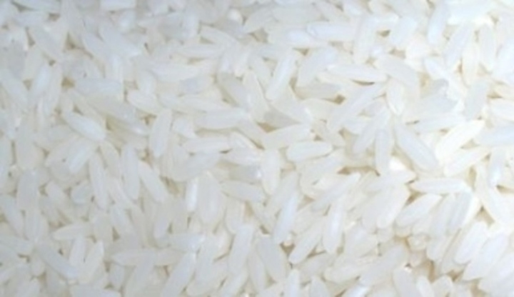 Zrnka bílé rýže 