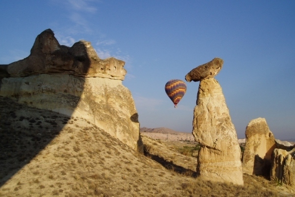 Balón letící kolem kamenných skal 