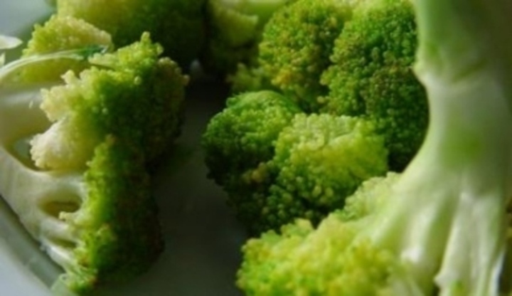 Brokolice položená na talíři 